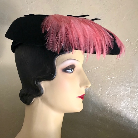 DRAMATIC 1940s BLACK FELT HAT WITH TWO PINK FEATHER SPRAYS AND SMALL BOWS main image 12